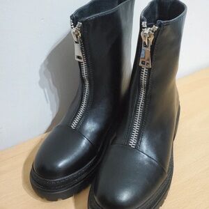 Chic Black Leather Ankle Boots with Zipper